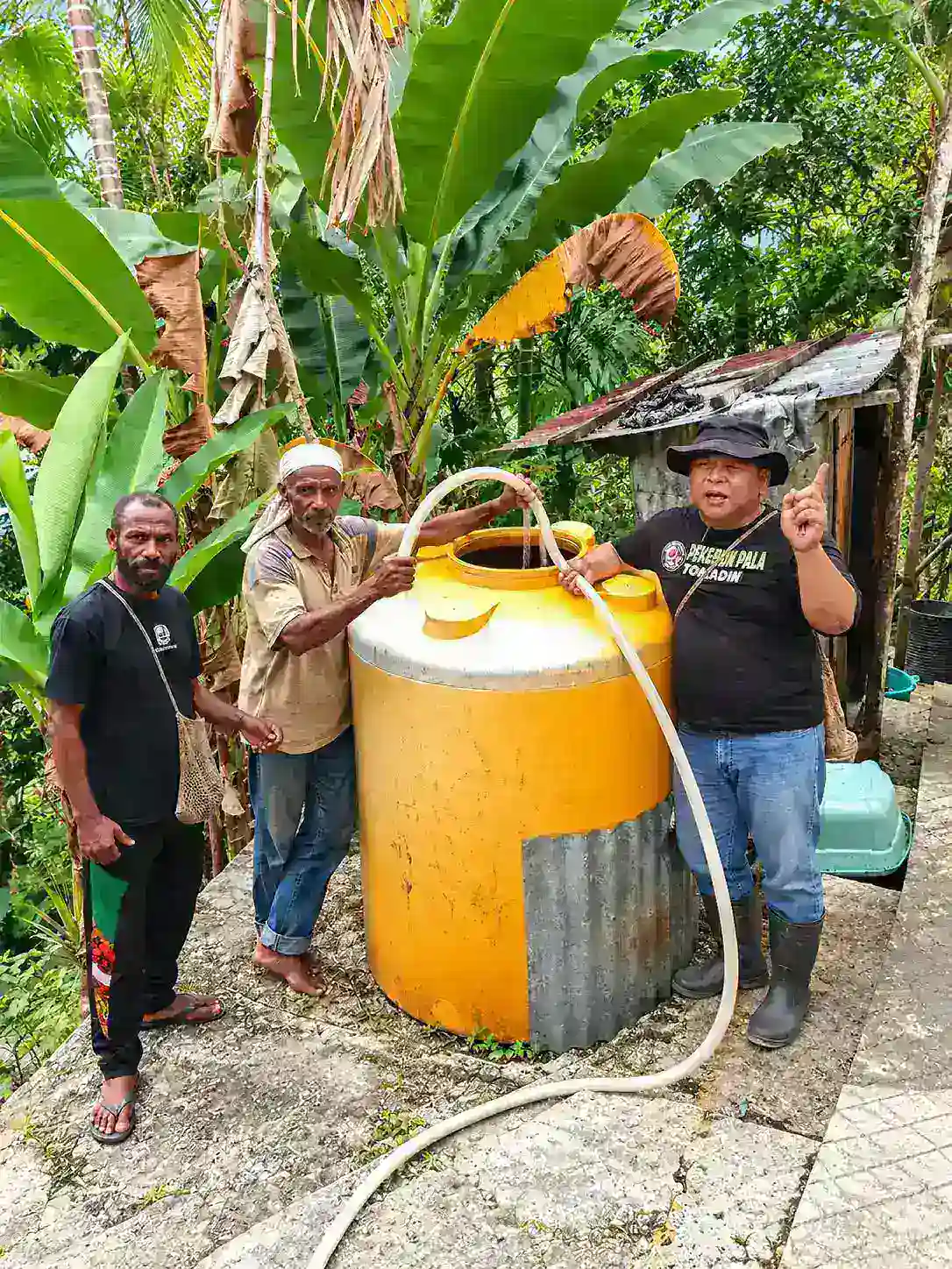 Kemarau Mengancam Kebun Warga, Dinas Perkebunan Fakfak Salurkan Air untuk Selamatkan Pinang, Sirih, dan Mahi Tuni